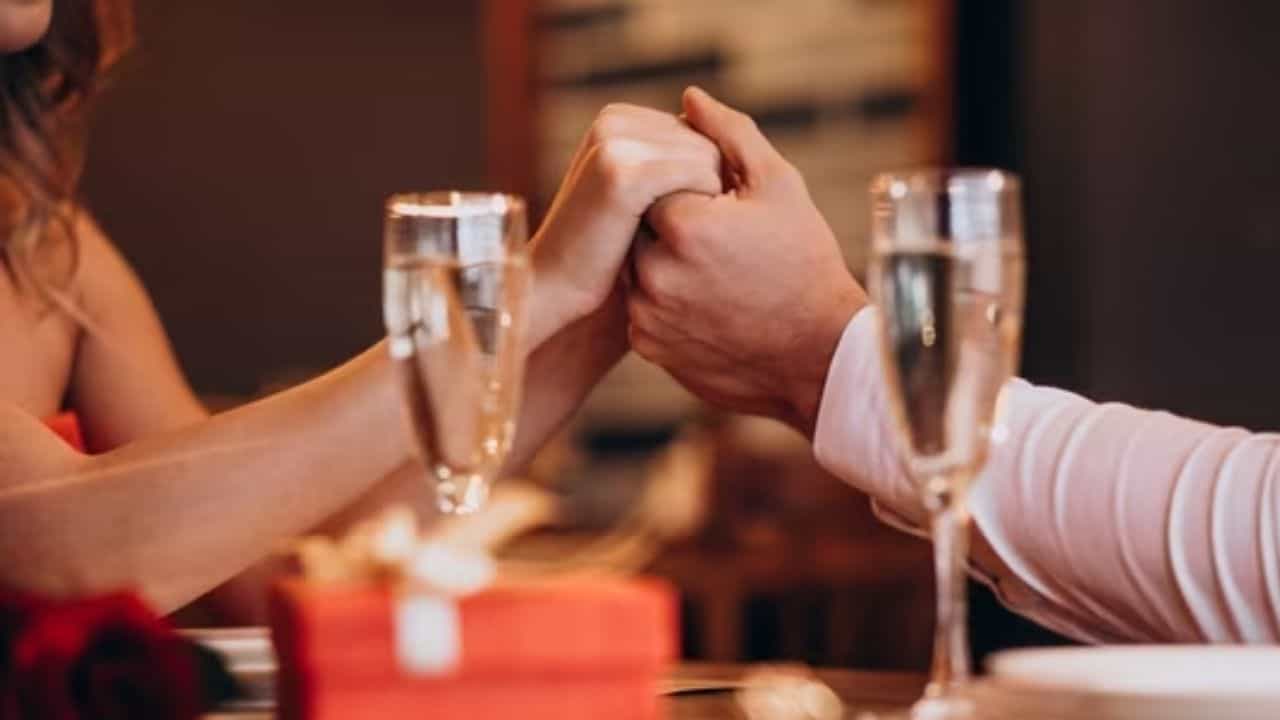 Toxic Dating: ಅಪರಿಚಿತರೊಂದಿಗೆ ಡೇಟಿಂಗ್ ಮಾಡುವ ಮುನ್ನ ಈ ಅಪಾಯಕಾರಿ ಟ್ರೆಂಡ್ ತಿಳಿಯಬೇಕು Toxic Dating: ಅಪರಿಚಿತರೊಂದಿಗೆ ಡೇಟಿಂಗ್ ಮಾಡುವ ಮುನ್ನ ಈ ಅಪಾಯಕಾರಿ ಟ್ರೆಂಡ್ ತಿಳಿಯಬೇಕು