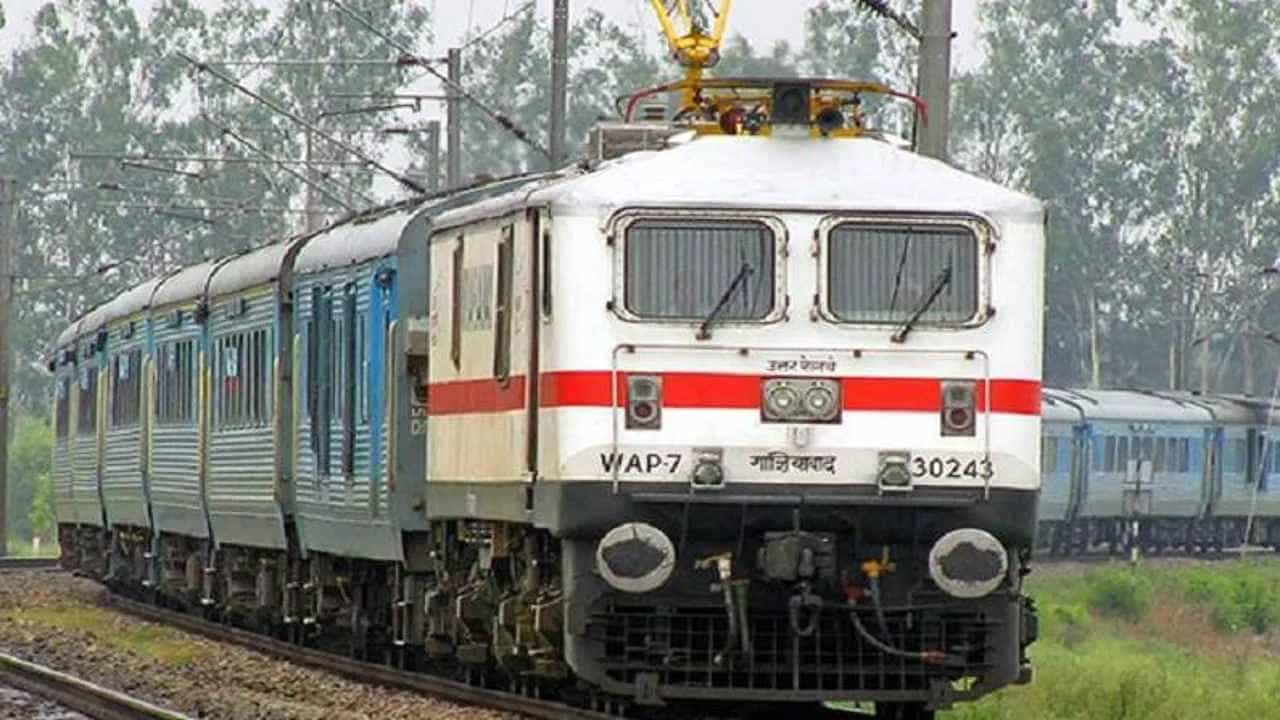 Train Cancelled: ಪ್ರಯಾಣಿಕರೇ ಗಮನಿಸಿ, ಒಟ್ಟು 50 ರೈಲುಗಳ ಸಂಚಾರ ರದ್ದು Train Cancelled: ಪ್ರಯಾಣಿಕರೇ ಗಮನಿಸಿ, ಒಟ್ಟು 50 ರೈಲುಗಳ ಸಂಚಾರ ರದ್ದು