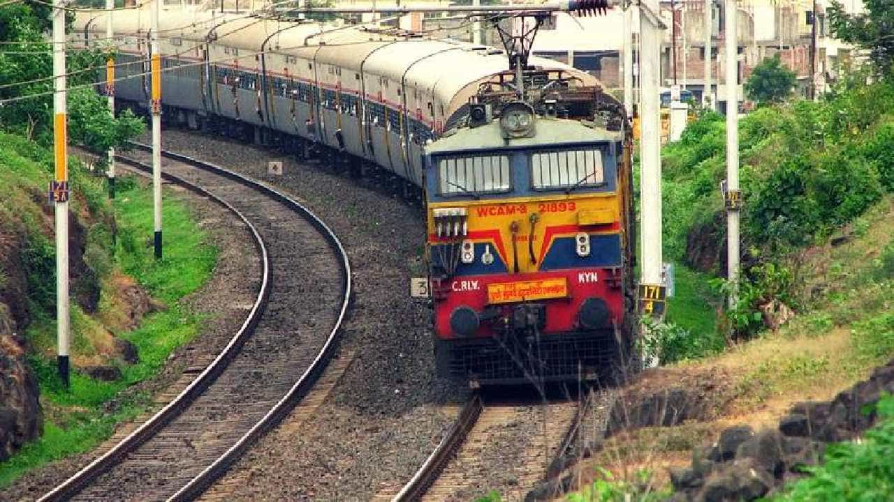 Train Cancelled: ಒಟ್ಟು 425 ರೈಲುಗಳ ಸಂಚಾರ ರದ್ದು, ಇದರಲ್ಲಿ ನಿಮ್ಮೂರಿನ ರೈಲು ಇದೆಯಾ ಪರಿಶೀಲಿಸಿ Train Cancelled: ಒಟ್ಟು 425 ರೈಲುಗಳ ಸಂಚಾರ ರದ್ದು, ಇದರಲ್ಲಿ ನಿಮ್ಮೂರಿನ ರೈಲು ಇದೆಯಾ ಪರಿಶೀಲಿಸಿ