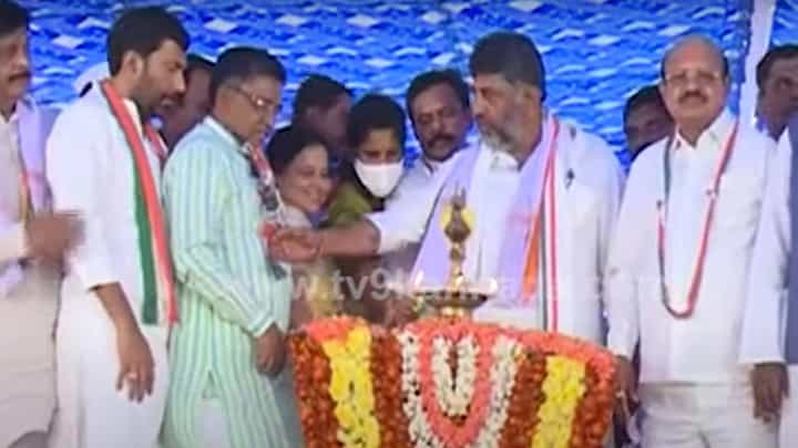 Prajadhvani Yatre: ದೀಪ ಬೆಳಗಿಸಲು ಉಗ್ರಪ್ಪನವರಿಗೆ ಡಿಕೆ ಶಿವಕುಮಾರ್ ಮೋಂಬತ್ತಿ ನೀಡದಿರುವುದು ಆಕಸ್ಮಿಕವೋ ಅಥವಾ ಉದ್ದೇಶಪೂರ್ವಕವೋ? Prajadhvani Yatre: ದೀಪ ಬೆಳಗಿಸಲು ಉಗ್ರಪ್ಪನವರಿಗೆ ಡಿಕೆ ಶಿವಕುಮಾರ್ ಮೋಂಬತ್ತಿ ನೀಡದಿರುವುದು ಆಕಸ್ಮಿಕವೋ ಅಥವಾ ಉದ್ದೇಶಪೂರ್ವಕವೋ?