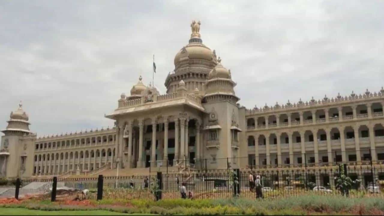 Government Employees Strike: ಪಟ್ಟು ಬಿಡದ ಸರ್ಕಾರಿ ನೌಕರರು; ಸಂಧಾನ ಮಾತುಕತೆ ವಿಫಲ, ಮುಷ್ಕರ ಅಚಲ Government Employees Strike: ಪಟ್ಟು ಬಿಡದ ಸರ್ಕಾರಿ ನೌಕರರು; ಸಂಧಾನ ಮಾತುಕತೆ ವಿಫಲ, ಮುಷ್ಕರ ಅಚಲ