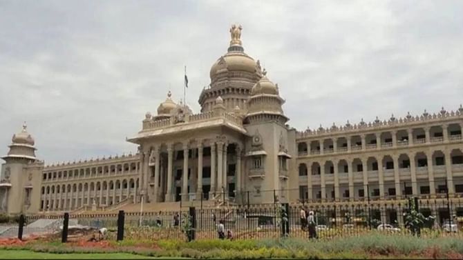 Government Employees Strike: ಪಟ್ಟು ಬಿಡದ ಸರ್ಕಾರಿ ನೌಕರರು; ಸಂಧಾನ ಮಾತುಕತೆ ವಿಫಲ, ಮುಷ್ಕರ ಅಚಲ Government Employees Strike: ಪಟ್ಟು ಬಿಡದ ಸರ್ಕಾರಿ ನೌಕರರು; ಸಂಧಾನ ಮಾತುಕತೆ ವಿಫಲ, ಮುಷ್ಕರ ಅಚಲ