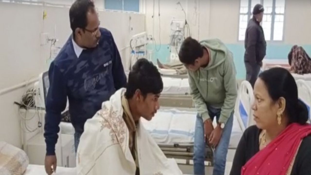Viral News: ಪರೀಕ್ಷೆ ಕೇಂದ್ರದಲ್ಲಿ ಮೂರ್ಛೆ ಹೋದ ವಿದ್ಯಾರ್ಥಿ, ಕಾರಣ ಕೇಳಿದ್ರೆ ನೀವು ಶಾಕ್ ಆಗುವುದು ಖಂಡಿತ Viral News: ಪರೀಕ್ಷೆ ಕೇಂದ್ರದಲ್ಲಿ ಮೂರ್ಛೆ ಹೋದ ವಿದ್ಯಾರ್ಥಿ, ಕಾರಣ ಕೇಳಿದ್ರೆ ನೀವು ಶಾಕ್ ಆಗುವುದು ಖಂಡಿತ