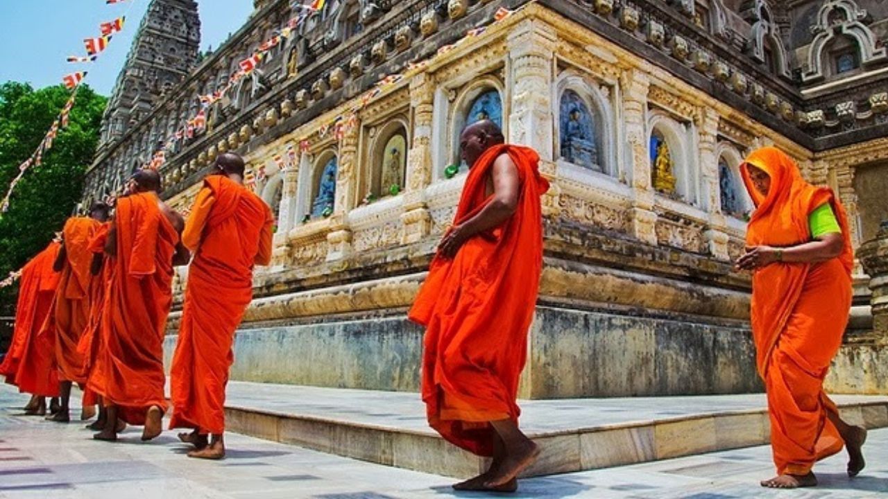 Pradakshina: ಪ್ರದಕ್ಷಿಣೆ ಎಂದರೇನು ? ಯಾವ ದೇವತೆಗೆ ಎಷ್ಟು ಪ್ರದಕ್ಷಿಣೆ ಹಾಕಬೇಕು? Pradakshina: ಪ್ರದಕ್ಷಿಣೆ ಎಂದರೇನು ? ಯಾವ ದೇವತೆಗೆ ಎಷ್ಟು ಪ್ರದಕ್ಷಿಣೆ ಹಾಕಬೇಕು?
