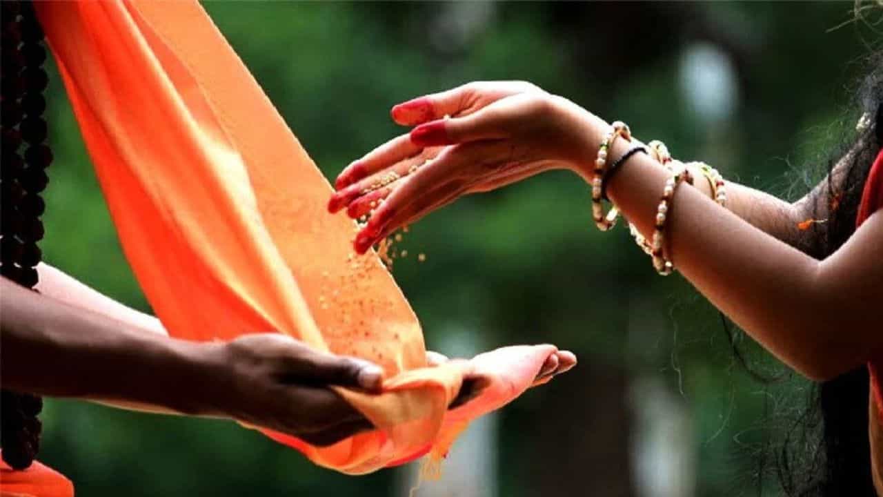 ದಾನದ ಮಹತ್ವವೇನು? ದಾನ ಹೇಗೆ ಕೊಡಬೇಕು? ಯಾರಿಗೆ ಕೊಡಬೇಕು? ದಾನದ ಮಹತ್ವವೇನು? ದಾನ ಹೇಗೆ ಕೊಡಬೇಕು? ಯಾರಿಗೆ ಕೊಡಬೇಕು?