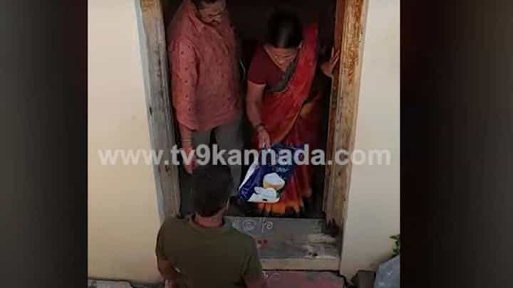 Assembly Polls: ಮುರುಗೇಶ್ ನಿರಾಣಿ ನೀಡಿದ ಉಡುಗೊರೆಯನ್ನು ಸಾರಾಸಗಟು ತಿರಸ್ಕರಿಸಿದ ಬೀಳಗಿಯ ಪ್ರಜ್ಞಾವಂತ ಮತದಾರ ಮಹಿಳೆ Assembly Polls: ಮುರುಗೇಶ್ ನಿರಾಣಿ ನೀಡಿದ ಉಡುಗೊರೆಯನ್ನು ಸಾರಾಸಗಟು ತಿರಸ್ಕರಿಸಿದ ಬೀಳಗಿಯ ಪ್ರಜ್ಞಾವಂತ ಮತದಾರ ಮಹಿಳೆ