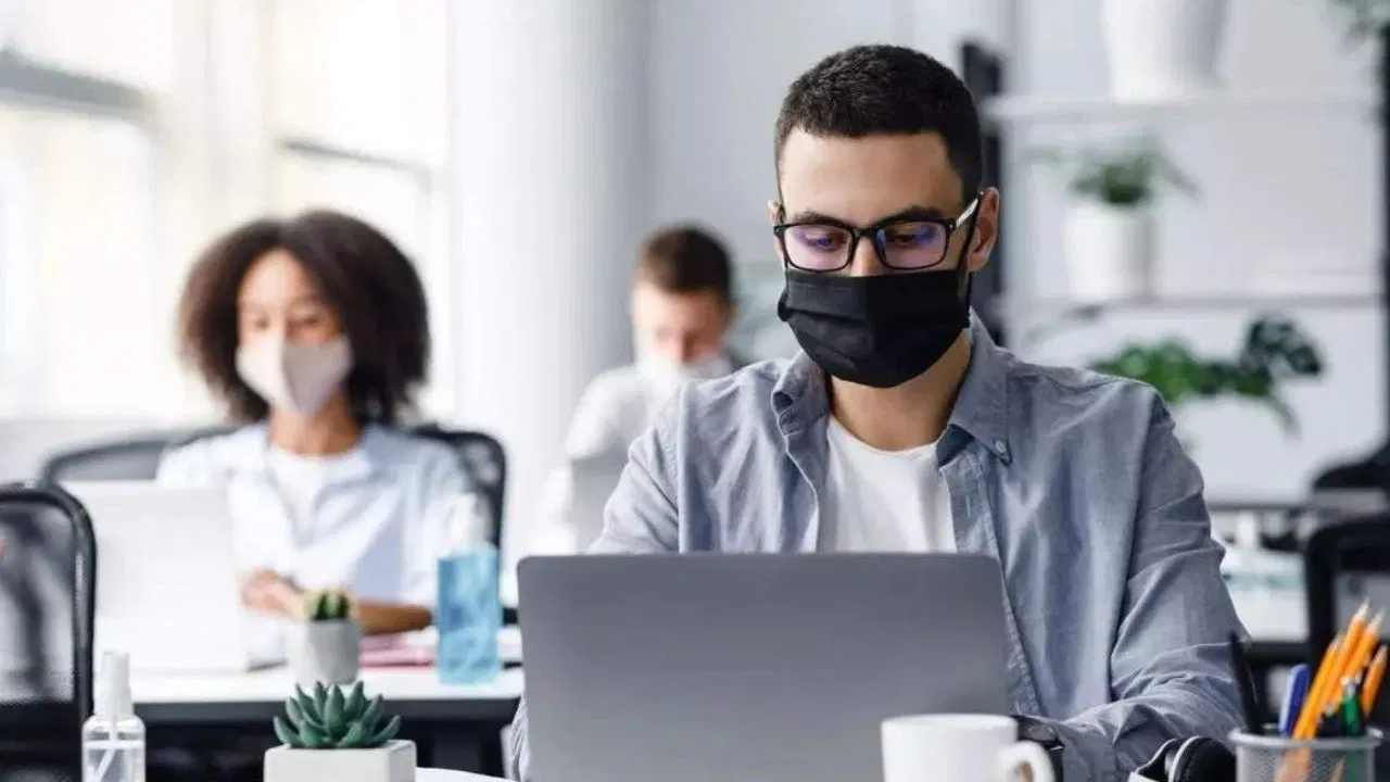 Be Happy At Workplace: ನೀವು ಕೆಲಸ ಮಾಡುವ ಸ್ಥಳದಲ್ಲಿ ಖುಷಿಯಾಗಿರುವುದು ಹೇಗೆ, ಒತ್ತಡವನ್ನು ಕಡಿಮೆ ಮಾಡುವ ಮಾರ್ಗಗಳಿವು Be Happy At Workplace: ನೀವು ಕೆಲಸ ಮಾಡುವ ಸ್ಥಳದಲ್ಲಿ ಖುಷಿಯಾಗಿರುವುದು ಹೇಗೆ, ಒತ್ತಡವನ್ನು ಕಡಿಮೆ ಮಾಡುವ ಮಾರ್ಗಗಳಿವು