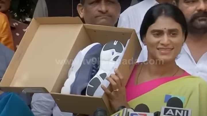 ತನ್ನೊಂದಿಗೆ ಪಾದಯಾತ್ರೆಯಲ್ಲಿ ಪಾಲ್ಗೊಳ್ಳುವಂತೆ ತೆಲಂಗಾಣ ಸಿಎಮ್ ಕೆಸಿಅರ್ ಗೆ ಗಿಫ್ಟ್ ಮಾಡಲು ಶೂಸ್ ಖರೀದಿಸಿದ ವೈಎಸ್ ಆರ್ ಶರ್ಮಿಳಾ ತನ್ನೊಂದಿಗೆ ಪಾದಯಾತ್ರೆಯಲ್ಲಿ ಪಾಲ್ಗೊಳ್ಳುವಂತೆ ತೆಲಂಗಾಣ ಸಿಎಮ್ ಕೆಸಿಅರ್ ಗೆ ಗಿಫ್ಟ್ ಮಾಡಲು ಶೂಸ್ ಖರೀದಿಸಿದ ವೈಎಸ್ ಆರ್ ಶರ್ಮಿಳಾ