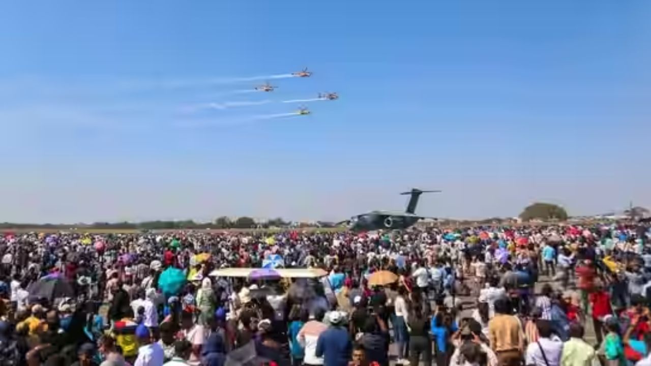 Aero Show 2023: ಕೊನೆಯ ದಿನದ ಏರೋ ಶೋಗೆ ಸಾಕ್ಷಿಯಾದ ಜನಸಾಗರ, ಅಚ್ಚರಿ ಮೂಡಿಸಿದ ಲೋಹದ ಹಕ್ಕಿಗಳು Aero Show 2023: ಕೊನೆಯ ದಿನದ ಏರೋ ಶೋಗೆ ಸಾಕ್ಷಿಯಾದ ಜನಸಾಗರ, ಅಚ್ಚರಿ ಮೂಡಿಸಿದ ಲೋಹದ ಹಕ್ಕಿಗಳು