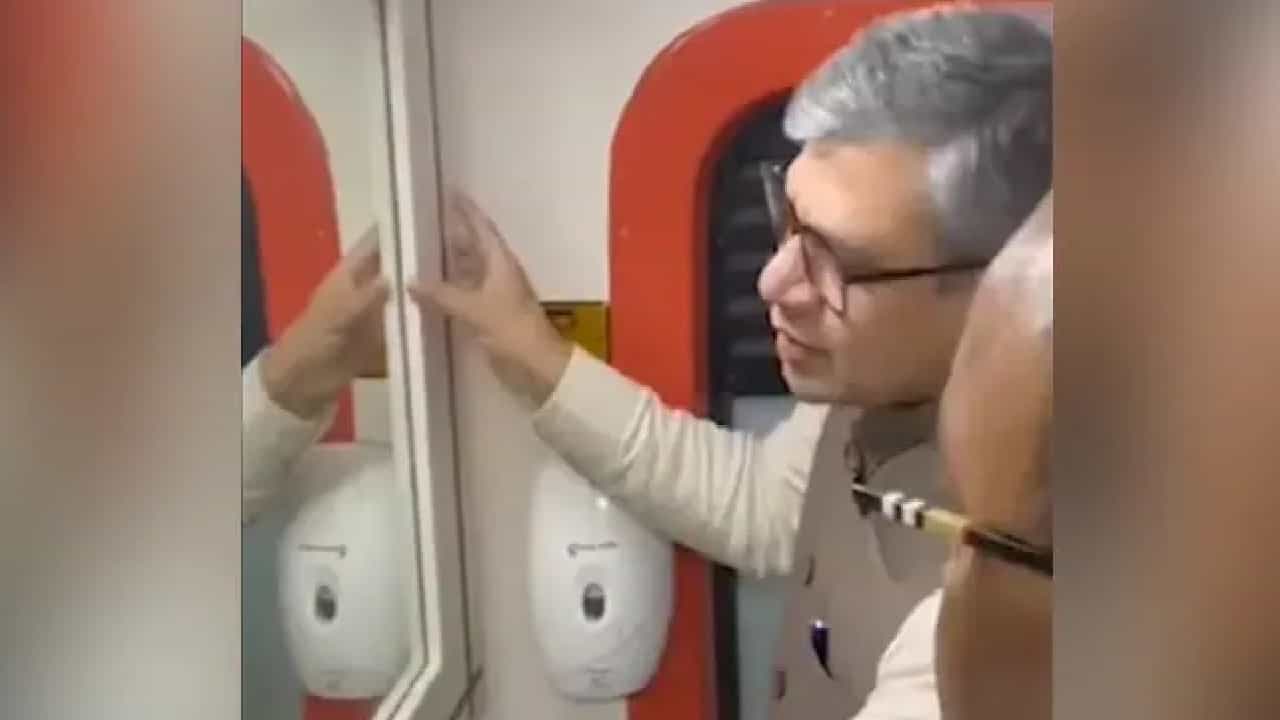 Train Toilet Video: ರೈಲ್ವೆ ಟಾಯ್ಲೆಟ್ ಮೊದಲು ಹೇಗಿತ್ತು, ಈಗ ಹೇಗಿದೆ? ಸಚಿವರ ಟ್ವೀಟ್ ವೈರಲ್ Train Toilet Video: ರೈಲ್ವೆ ಟಾಯ್ಲೆಟ್ ಮೊದಲು ಹೇಗಿತ್ತು, ಈಗ ಹೇಗಿದೆ? ಸಚಿವರ ಟ್ವೀಟ್ ವೈರಲ್