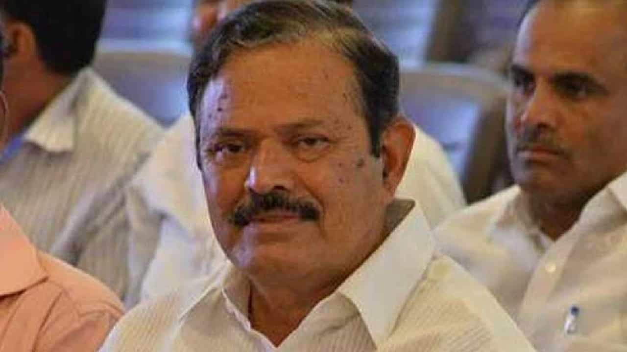 Hassan: ಮನೆ ಹಾಳು ಮಾಡೋರು ಒಳಗಿನವರೇ: ಎ ಮಂಜು ವಿಚಾರಕ್ಕೆ ರೇವಣ್ಣ ವಿರುದ್ಧ ಹಾಲಿ ಶಾಸಕ ಗುಡುಗು Hassan: ಮನೆ ಹಾಳು ಮಾಡೋರು ಒಳಗಿನವರೇ: ಎ ಮಂಜು ವಿಚಾರಕ್ಕೆ ರೇವಣ್ಣ ವಿರುದ್ಧ ಹಾಲಿ ಶಾಸಕ ಗುಡುಗು