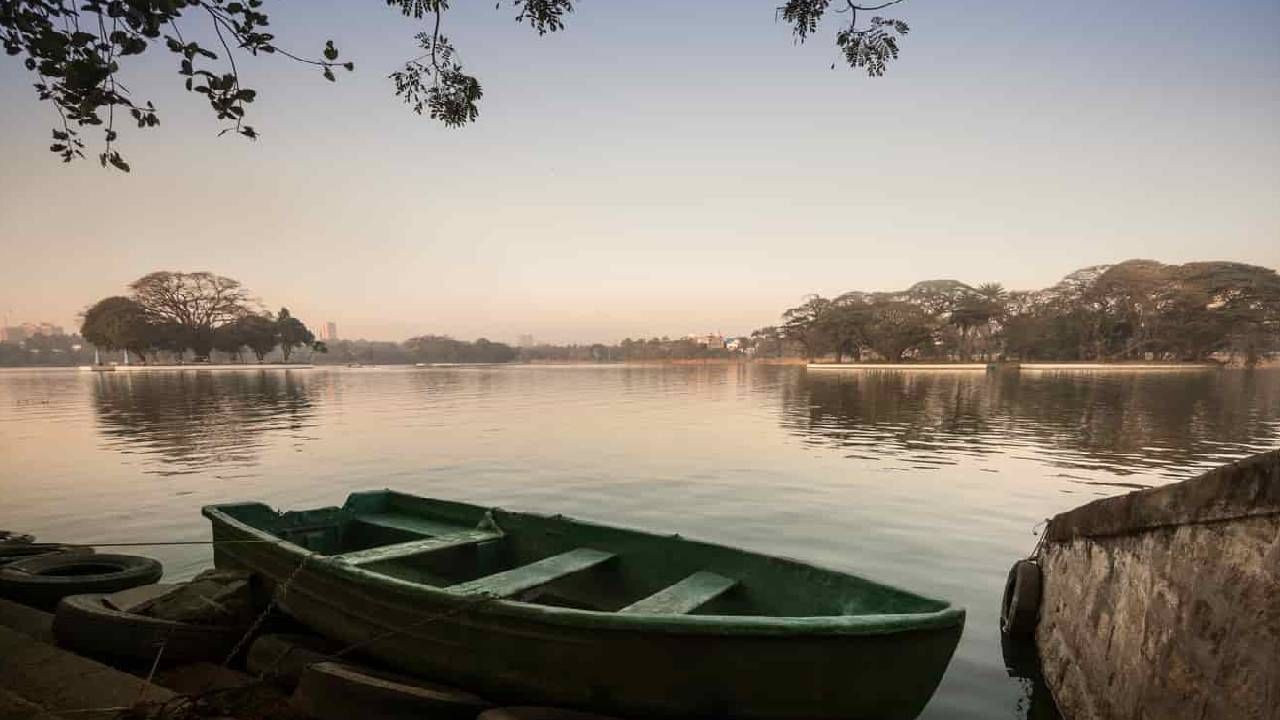 ಅದೆಷ್ಟೂ ವರ್ಷಗಳ ಹಿಂದೆ ಕೆರೆಗಳ ನಗರವಾಗಿದ್ದ ಬೆಂಗಳೂರಿನಲ್ಲೀಗ ಬೆರಳೆಣಿಕೆಷ್ಟು ಕೆರೆಗಳು ಮಾತ್ರ ಕಾಣ ಸಿಗುತ್ತವೆ. ಅದರಲ್ಲೂ ಆ ಕೆರೆಗಳು ಕೂಡ ಸರಿಯಾದ ನಿರ್ವಹಣೆಯಿಂದ ವಂಚಿತವಾಗಿವೆ. 1985 ರ ಸಮಯದಲ್ಲಿ 51 ಕೆರೆಗಳನ್ನು ಹೊಂದಿದ್ದ ಬೆಂಗಳೂರು ಪ್ರಸ್ತುತ ಕೇವಲ 15ರಿಂದ 17 ಕೆರೆಗಳನ್ನು ಮಾತ್ರ ಹೊಂದಿದೆ. ಸಾಮಾನ್ಯವಾಗಿ ಈಗ ಜನರು ಯೋಗ, ಜಾಗಿಂಗ್, ವಾಕಿಂಗ್ ಸೇರಿದಂತೆ ವ್ಯಾಯಾಮ ಮಾಡಲು ಹಾಗೂ ಮನಸ್ಸಿಗೆ ನೆಮ್ಮದಿಬೇಕೆಂದು ಇಂತಹ ಪ್ರಶಾಂತ ಸ್ಥಳಕ್ಕೆ ಭೇಟಿ ನೀಡುತ್ತಾರೆ. ಬನ್ನಿ ಬೆಂಗಳೂರಿನ ಕರೆಗಳ ವಿವರ ಇಲ್ಲಿದೆ. ಹೆಚ್ಚಿನ ಮಾಹಿತಿಗೆ https://karnatakatourism.org/lakes-in-bangalore/ ಭೇಟಿ ನೀಡಿ.