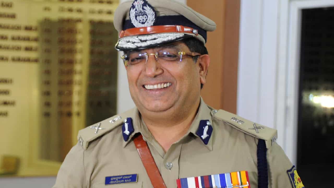 Politics: ಕರ್ನಾಟಕದಲ್ಲಿ ಸರ್ಕಾರಿ ಅಧಿಕಾರಿಗಳ ಸೆಕೆಂಡ್ ಇನ್ನಿಂಗ್ಸ್; ಯಾರೆಲ್ಲಾ ರಾಜಕೀಯಕ್ಕೆ ಎಂಟ್ರಿ? Politics: ಕರ್ನಾಟಕದಲ್ಲಿ ಸರ್ಕಾರಿ ಅಧಿಕಾರಿಗಳ ಸೆಕೆಂಡ್ ಇನ್ನಿಂಗ್ಸ್; ಯಾರೆಲ್ಲಾ ರಾಜಕೀಯಕ್ಕೆ ಎಂಟ್ರಿ?