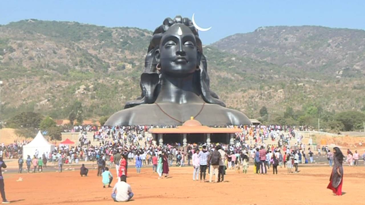 ಇದೆ ಪ್ರಥಮ ಭಾರಿಗೆ ಆದಿಯೋಗಿಗೆ ಆರತಿ ಎತ್ತಿ ಪ್ರಾರ್ಥನೆ ಮಾಡಲು ಅವಕಾಶ ಕಲ್ಪಿಸಲಾಗಿದೆ. ಇದ್ರಿಂದ ನಂದಿ ಹಾಗೂ ಅವಲಗುರ್ಕಿ ಬಳಿ ಭಾರಿ ಪೊಲೀಸ್ ಬಂದೋಬಸ್ತ್ ಕಲ್ಪಿಸಲಾಗಿದೆ. ಆದ್ರೂ ಜಾಗರಣೆಯಲ್ಲಿ ಜನ ಜಾಗೃತೆಯಿಂದ ಇರುವಂತೆ ಚಿಕ್ಕಬಳ್ಳಾಪುರ ಎಸ್ಪಿ ನಾಗೇಶ ಮನವಿ ಮಾಡಿದ್ರು.