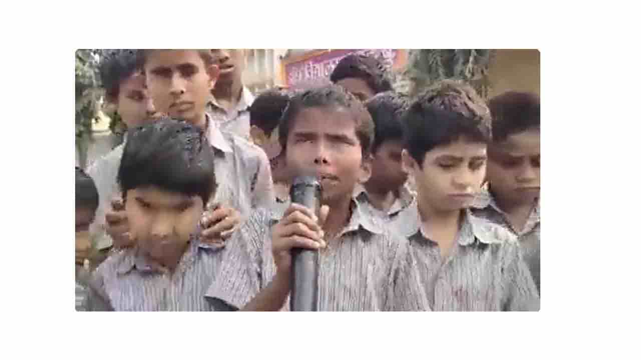 ಕುರುಡುತನ ಕಣ್ಣಿಗೆ, ಕಂಠಕ್ಕಲ್ಲ; ‘ಕಚ್ಚೆ ಧಾಗೆ’ಯ ಈ ಹಾಡು ನೆನಪಿದೆಯೇ? ಬಾಲಕನ ಕಂಠಸಿರಿಯಲ್ಲಿ ಕೇಳಿ ಕುರುಡುತನ ಕಣ್ಣಿಗೆ, ಕಂಠಕ್ಕಲ್ಲ; ‘ಕಚ್ಚೆ ಧಾಗೆ’ಯ ಈ ಹಾಡು ನೆನಪಿದೆಯೇ? ಬಾಲಕನ ಕಂಠಸಿರಿಯಲ್ಲಿ ಕೇಳಿ