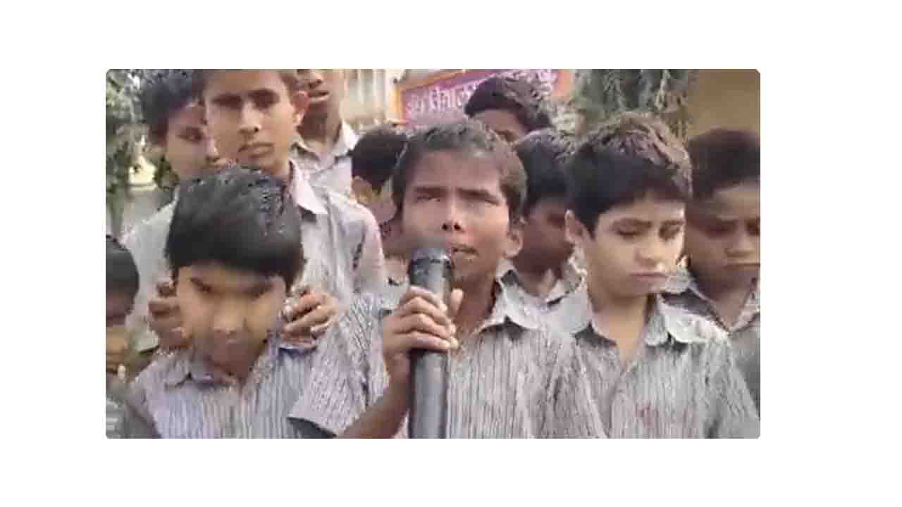 ಕುರುಡುತನ ಕಣ್ಣಿಗೆ, ಕಂಠಕ್ಕಲ್ಲ; ‘ಕಚ್ಚೆ ಧಾಗೆ’ಯ ಈ ಹಾಡು ನೆನಪಿದೆಯೇ? ಬಾಲಕನ ಕಂಠಸಿರಿಯಲ್ಲಿ ಕೇಳಿ ಕುರುಡುತನ ಕಣ್ಣಿಗೆ, ಕಂಠಕ್ಕಲ್ಲ; ‘ಕಚ್ಚೆ ಧಾಗೆ’ಯ ಈ ಹಾಡು ನೆನಪಿದೆಯೇ? ಬಾಲಕನ ಕಂಠಸಿರಿಯಲ್ಲಿ ಕೇಳಿ