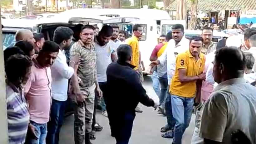 ಕಾಡ್ಗಿಚ್ಚು ನಂದಿಸಲು ಹೋಗಿದ್ದ ನಾಲ್ವರು ಅರಣ್ಯ ಸಿಬ್ಬಂದಿಗೆ ತಗುಲಿದ ಬೆಂಕಿ, 5 ಕಿ.ಮೀ ದೂರದಿಂದ ಹೊತ್ತುತಂದ ಗ್ರಾಮಸ್ಥರು, ಇಬ್ಬರ ಸ್ಥಿತಿ ಗಂಭೀರ