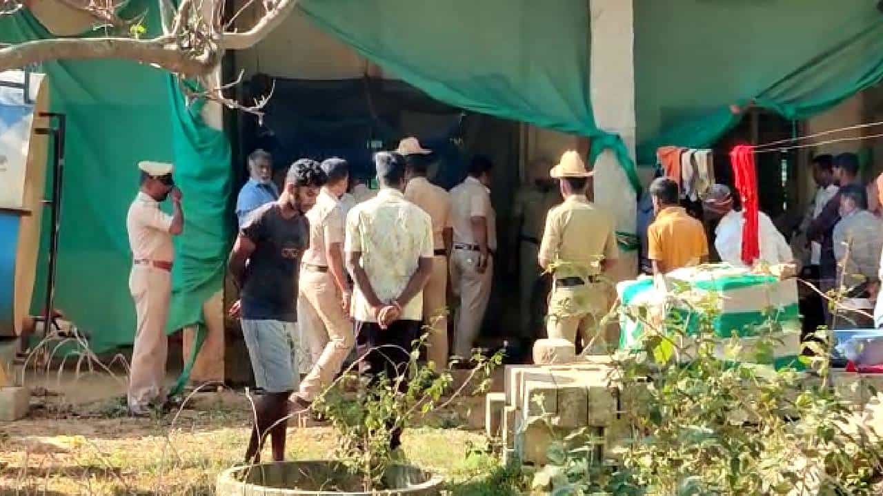 ಅನೈತಿಕ ಸಂಬಂಧ: ಶಿಡ್ಲಘಟ್ಟದಲ್ಲಿ ಪತ್ನಿ ಇಬ್ಬರು ಪುತ್ರಿಯರಿಗೆ ಬೆಂಕಿ ಹಚ್ಚಿ ಸಾಯಿಸಿ, ತಾನೂ ವಿಷ ಕುಡಿದ ವ್ಯಕ್ತಿ ಅನೈತಿಕ ಸಂಬಂಧ: ಶಿಡ್ಲಘಟ್ಟದಲ್ಲಿ ಪತ್ನಿ ಇಬ್ಬರು ಪುತ್ರಿಯರಿಗೆ ಬೆಂಕಿ ಹಚ್ಚಿ ಸಾಯಿಸಿ, ತಾನೂ ವಿಷ ಕುಡಿದ ವ್ಯಕ್ತಿ