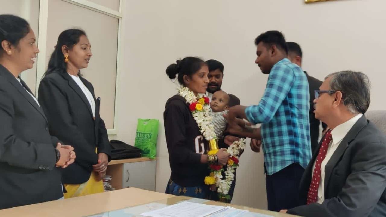 Chikkaballapura couple reunited in the presence of a judge at chikkaballapura news in kannada
