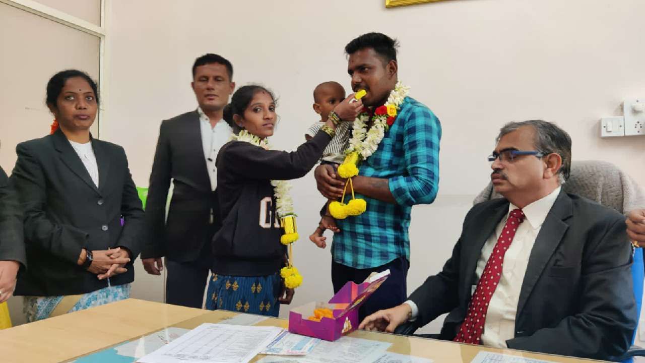 Chikkaballapura couple reunited in the presence of a judge at chikkaballapura news in kannada
