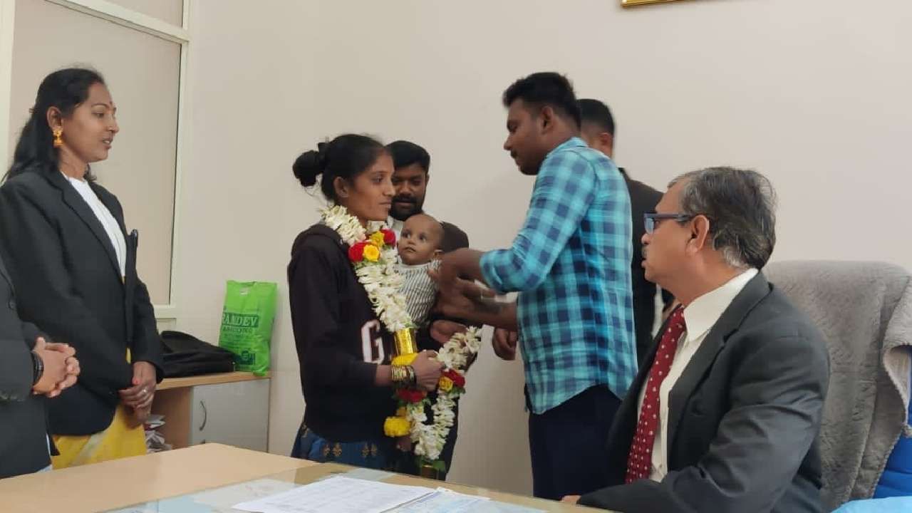 Chikkaballapura couple reunited in the presence of a judge at chikkaballapura news in kannada
