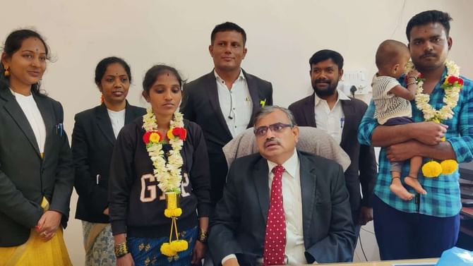 Chikkaballapura: ದೂರವಾಗಿದ್ದ ದಂಪತಿ ನ್ಯಾಯಾಧೀಶರ ಸಮ್ಮುಖದಲ್ಲಿ ಮತ್ತೆ ಒಂದಾಯ್ತು, ಮಗುವಿಗೆ ತಂದೆಯ ಹೆಗಲು ಸಿಕ್ತು Chikkaballapura: ದೂರವಾಗಿದ್ದ ದಂಪತಿ ನ್ಯಾಯಾಧೀಶರ ಸಮ್ಮುಖದಲ್ಲಿ ಮತ್ತೆ ಒಂದಾಯ್ತು, ಮಗುವಿಗೆ ತಂದೆಯ ಹೆಗಲು ಸಿಕ್ತು
