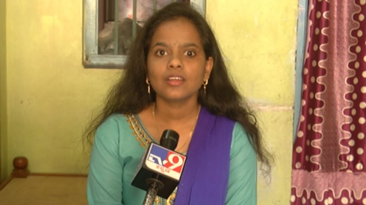 ಬಾಳಲ್ಲಿ ಆವರಿಸಿತು ಅಂಧಕಾರ, ಕುಗ್ಗಲಿಲ್ಲ ಆತ್ಮವಿಶ್ವಾಸ: 3 ಸರ್ಕಾರಿ ನೌಕರಿ ಗಿಟ್ಟಿಸಿಕೊಳ್ಳುವ ಮೂಲಕ ಮಾದರಿಯಾದ ಅಂಧ ಯುವತಿ ಬಾಳಲ್ಲಿ ಆವರಿಸಿತು ಅಂಧಕಾರ, ಕುಗ್ಗಲಿಲ್ಲ ಆತ್ಮವಿಶ್ವಾಸ: 3 ಸರ್ಕಾರಿ ನೌಕರಿ ಗಿಟ್ಟಿಸಿಕೊಳ್ಳುವ ಮೂಲಕ ಮಾದರಿಯಾದ ಅಂಧ ಯುವತಿ