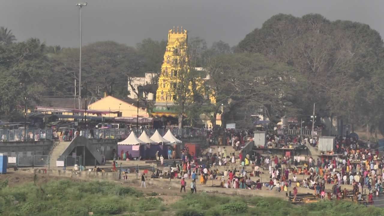  ಕಾವೇರಿ ತಟದಲ್ಲಿ ಮಿಂದೇಳುತ್ತಿರುವ ಭಕ್ತ ಗಣ.. ಕಿಲೋ ಮೀಟರ್ ಗಟ್ಟಲೆ ಸಾಲು ಗಟ್ಟಿ ನಿಂತಿರೊ ಜನ ಸಾಗರ.. ಕೈಯಲ್ಲಿ ಹಣ್ಣು ಕಾಯಿ ಹಿಡಿದು ಸರದಿ ಸಾಲಿನಲ್ಲಿ ನಿಂತ ಜನ.. 
