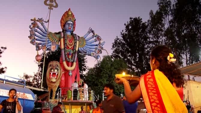 ಜನ ಮರುಳೋ ಜಾತ್ರೆ ಮರುಳೋ: ಅಮಾವಾಸ್ಯೆ ದಿನ 300 ವರ್ಷ ಹಳೆಯ ಮರಕ್ಕೆ ಹರಕೆ ಕಟ್ಟಿ ಮಹಿಳೆಯರಿಂದ ಪ್ರದಕ್ಷಿಣೆ
