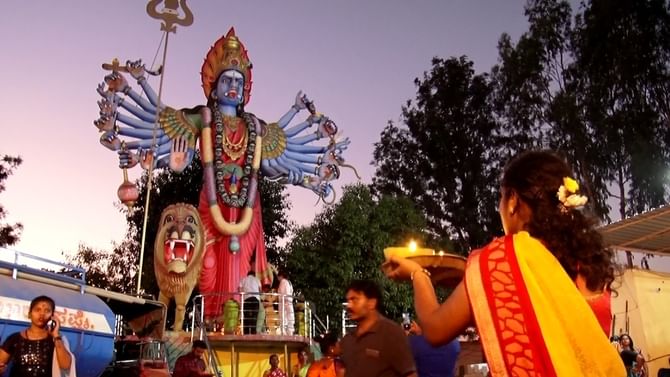 ಜನ ಮರುಳೋ ಜಾತ್ರೆ ಮರುಳೋ: ಅಮಾವಾಸ್ಯೆ ದಿನ 300 ವರ್ಷ ಹಳೆಯ ಮರಕ್ಕೆ ಹರಕೆ ಕಟ್ಟಿ ಮಹಿಳೆಯರಿಂದ ಪ್ರದಕ್ಷಿಣೆ ಜನ ಮರುಳೋ ಜಾತ್ರೆ ಮರುಳೋ: ಅಮಾವಾಸ್ಯೆ ದಿನ 300 ವರ್ಷ ಹಳೆಯ ಮರಕ್ಕೆ ಹರಕೆ ಕಟ್ಟಿ ಮಹಿಳೆಯರಿಂದ ಪ್ರದಕ್ಷಿಣೆ