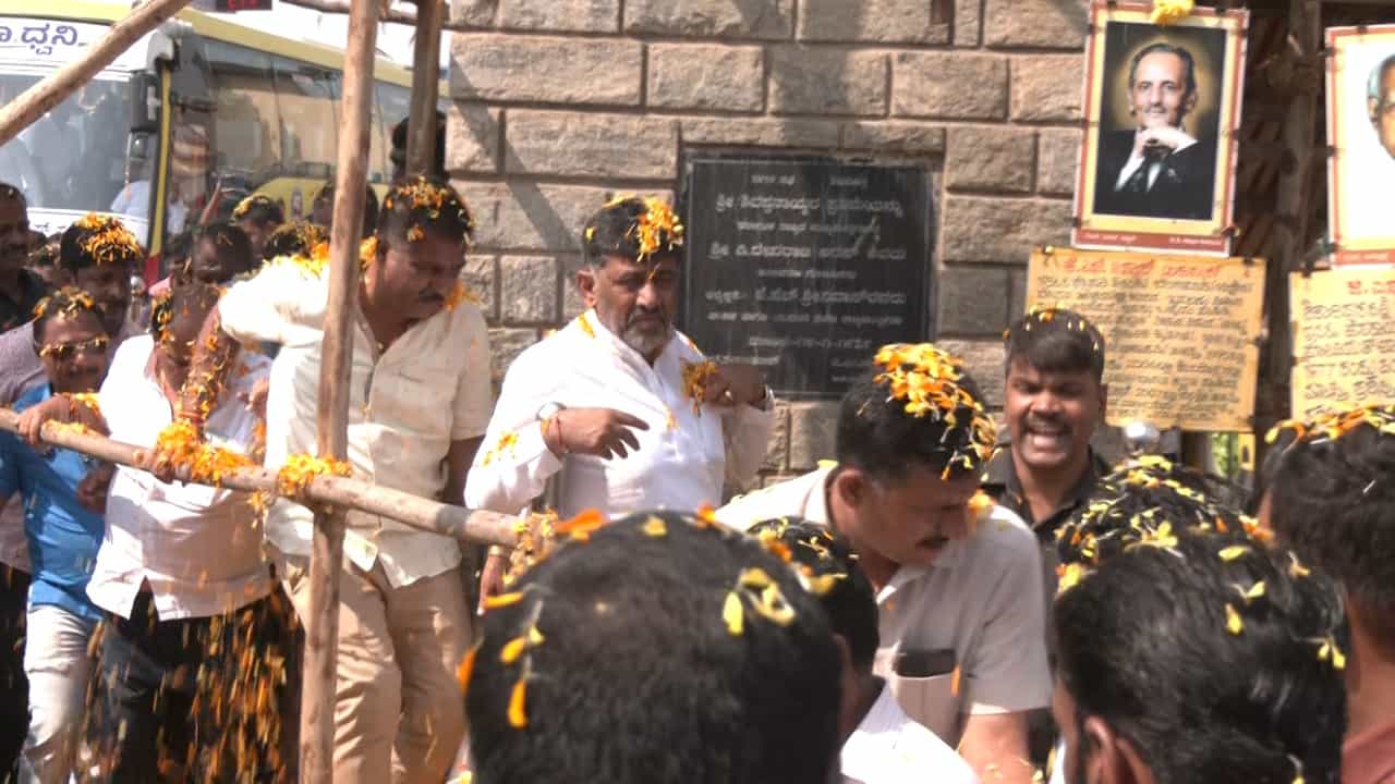 DK Shivakumar: ನನ್ನ ಮಗಳ ಫೀಸ್ ಬಗ್ಗೆ ಮಾಹಿತಿ ಬೇಕಂತೆ; ಸಿಬಿಐಗೆ ಬುದ್ಧಿ ಹೇಳುತ್ತೇನೆ ಎಂದ ಡಿಕೆ ಶಿವಕುಮಾರ್ DK Shivakumar: ನನ್ನ ಮಗಳ ಫೀಸ್ ಬಗ್ಗೆ ಮಾಹಿತಿ ಬೇಕಂತೆ; ಸಿಬಿಐಗೆ ಬುದ್ಧಿ ಹೇಳುತ್ತೇನೆ ಎಂದ ಡಿಕೆ ಶಿವಕುಮಾರ್