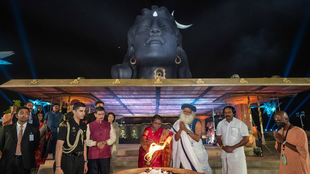 Draupadi Murmu: ರಾಷ್ಟ್ರಪತಿಯಾಗಿ ದ್ರೌಪದಿ ಮುರ್ಮು ತಮಿಳುನಾಡಿಗೆ ಮೊದಲ ಭೇಟಿ; ಮಹಾಶಿವರಾತ್ರಿ ಪ್ರಾರ್ಥನೆಯಲ್ಲಿ ಭಾಗಿ Draupadi Murmu: ರಾಷ್ಟ್ರಪತಿಯಾಗಿ ದ್ರೌಪದಿ ಮುರ್ಮು ತಮಿಳುನಾಡಿಗೆ ಮೊದಲ ಭೇಟಿ; ಮಹಾಶಿವರಾತ್ರಿ ಪ್ರಾರ್ಥನೆಯಲ್ಲಿ ಭಾಗಿ