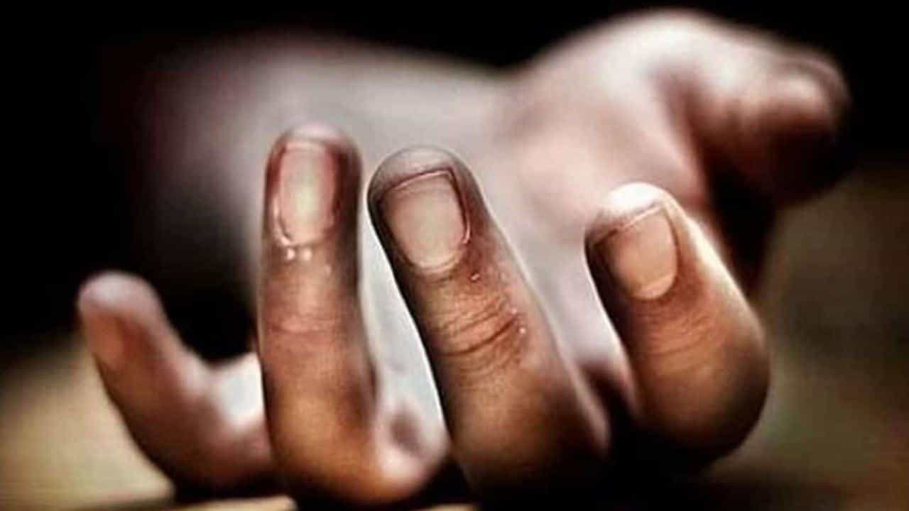 ಬೆಳಗಾವಿ: ಕುಡಿದ ಮತ್ತಿನಲ್ಲಿ ಕಟ್ಟಡದ 3ನೇ ಮಹಡಿಯಿಂದ ಜಿಗಿದು ಯುವಕ ಸಾವು ಬೆಳಗಾವಿ: ಕುಡಿದ ಮತ್ತಿನಲ್ಲಿ ಕಟ್ಟಡದ 3ನೇ ಮಹಡಿಯಿಂದ ಜಿಗಿದು ಯುವಕ ಸಾವು