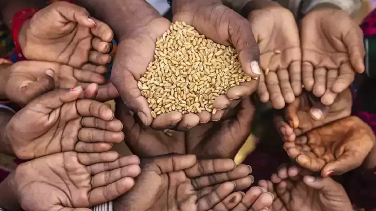 Budget 2023: 2024ರವರೆಗೂ ಉಚಿತ ಆಹಾರ ವಿತರಣೆ: ಬಜೆಟ್ನಲ್ಲಿ ಘೋಷಣೆ Budget 2023: 2024ರವರೆಗೂ ಉಚಿತ ಆಹಾರ ವಿತರಣೆ: ಬಜೆಟ್ನಲ್ಲಿ ಘೋಷಣೆ
