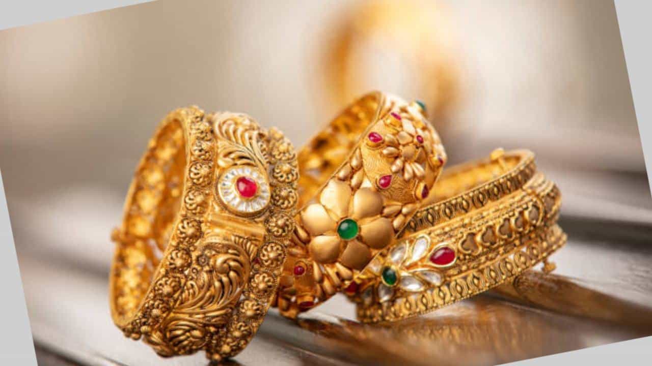 ಮದುವೆ ಸೀಸನ್ ಶುರುವಾಗಿದೆ. ಜನರು ಹೆಚ್ಚು ಹೆಚ್ಚು ಚಿನ್ನಾಭರಣಗಳನ್ನು ಖರೀದಿಸುತ್ತಿದ್ದಾರೆ.
ಹಾಗಾದ್ರೆ ಚಿನ್ನಾಭರಣಗಳನ್ನು ಖರೀದಿಸುವಾಗ ಮುಖ್ಯವಾಗಿ ಗಮನಿಸಬೇಕಾದ ಅಂಶಗಳನ್ನು
ತಿಳಿಯೋಣ.