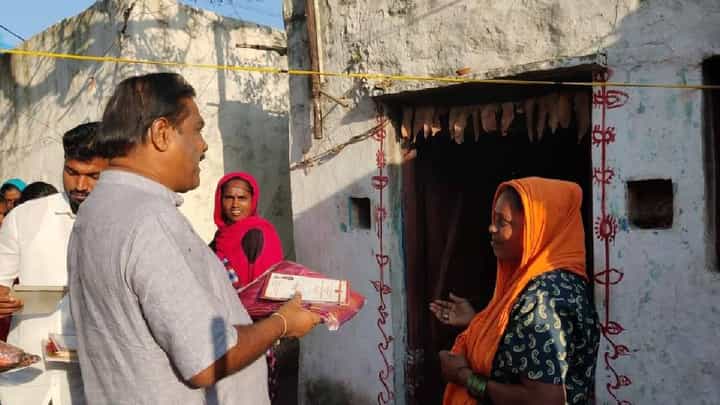 Gift Politics: ಲಗ್ನ ಪತ್ರಿಕೆ ಹಂಚಿಕೆ ನೆಪದಲ್ಲಿ ಮತ ಬೇಟೆ, ಲಗ್ನಪತ್ರಿಕೆ ಕೊಡ್ರಿ ಸಾಕು.. ನಿಮ್ ಸೀರೆ ಯಾರಿಗೆ ಬೇಕು ಎಂದ ಜನ Gift Politics: ಲಗ್ನ ಪತ್ರಿಕೆ ಹಂಚಿಕೆ ನೆಪದಲ್ಲಿ ಮತ ಬೇಟೆ, ಲಗ್ನಪತ್ರಿಕೆ ಕೊಡ್ರಿ ಸಾಕು.. ನಿಮ್ ಸೀರೆ ಯಾರಿಗೆ ಬೇಕು ಎಂದ ಜನ
