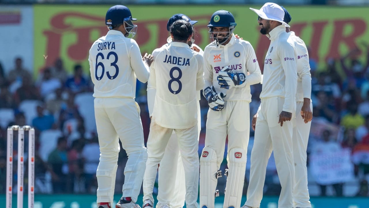 ನಾಗ್ಪುರದಲ್ಲಿ ನಡೆದ ಮೊದಲ ಟೆಸ್ಟ್ ಪಂದ್ಯದಲ್ಲಿ ಭಾರತ ತಂಡ ಆಸ್ಟ್ರೇಲಿಯಾವನ್ನು ಇನ್ನಿಂಗ್ಸ್ ಮತ್ತು 132 ರನ್ಗಳಿಂದ ಸೋಲಿಸಿದೆ. ಇದರೊಂದಿಗೆ ನಾಲ್ಕು ಪಂದ್ಯಗಳ ಟೆಸ್ಟ್ ಸರಣಿಯಲ್ಲಿ ಭಾರತ 1-0 ಮುನ್ನಡೆ ಸಾಧಿಸಿದೆ.