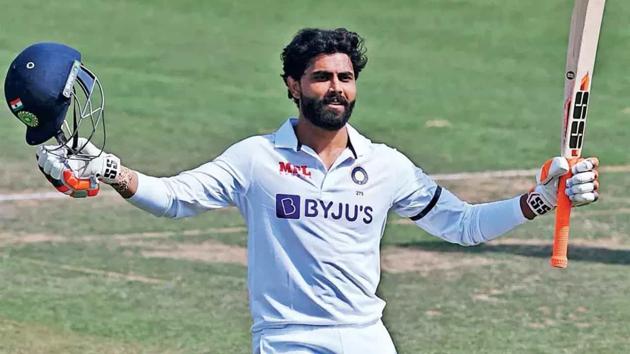 ನಾಗ್ಪುರದಲ್ಲಿ ನಡೆಯುತ್ತಿರುವ ಆಸೀಸ್ ವಿರುದ್ಧದ ಮೊದಲ ಟೆಸ್ಟ್ ಪಂದ್ಯದಲ್ಲಿ ಟೀಂ ಇಂಡಿಯಾ ಆಲ್ರೌಂಡರ್ ರವೀಂದ್ರ ಜಡೇಜಾ ಅದ್ಭುತ ಪ್ರದರ್ಶನ ನೀಡುತ್ತಿದ್ದಾರೆ. ಮೊದಲು ಬೌಲಿಂಗ್ನಲ್ಲಿ 5 ವಿಕೆಟ್ ಕಿತ್ತು ಮಿಂಚಿದ್ದ ಜಡೇಜಾ ಇದೀಗ ಬ್ಯಾಟಿಂಗ್ನಲ್ಲೂ ಅಜೇಯ ಅರ್ಧಶತಕ ಸಿಡಿಸಿದ್ದಾರೆ. ಈ ಮೂಲಕ ರವೀಂದ್ರ ಜಡೇಜಾ ಮತ್ತೊಂದು ದಾಖಲೆ ಕೂಡ ಬರೆದಿದ್ದಾರೆ.