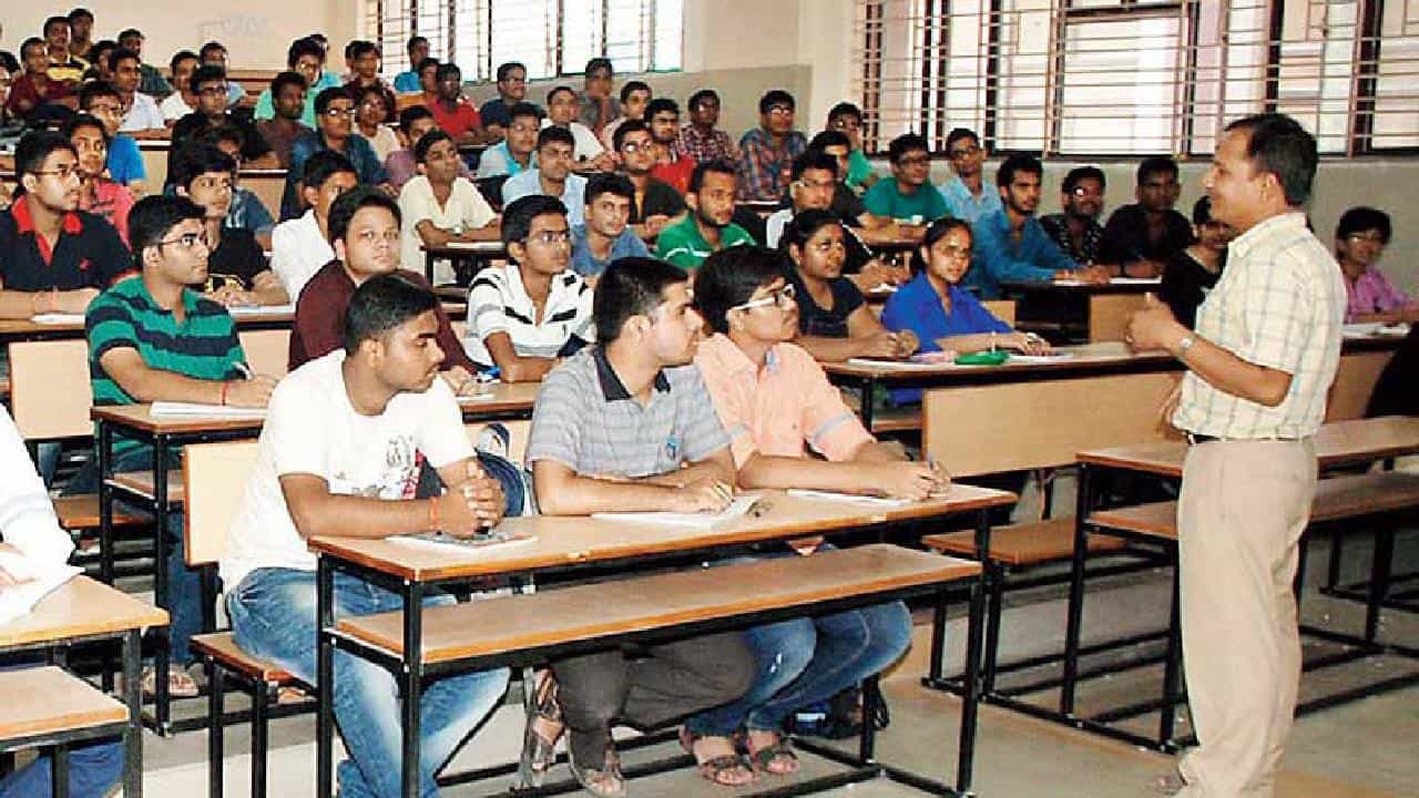 KCET Toppers: ಕೆಸಿಇಟಿಯ 10 ಟಾಪರ್'ಗಳಿಗೆ ಉಚಿತ ಶಿಕ್ಷಣ ನೀಡುವಂತೆ ಶಿಕ್ಷಣ ಸಚಿವಾಲಯ ಮನವಿ KCET Toppers: ಕೆಸಿಇಟಿಯ 10 ಟಾಪರ್'ಗಳಿಗೆ ಉಚಿತ ಶಿಕ್ಷಣ ನೀಡುವಂತೆ ಶಿಕ್ಷಣ ಸಚಿವಾಲಯ ಮನವಿ