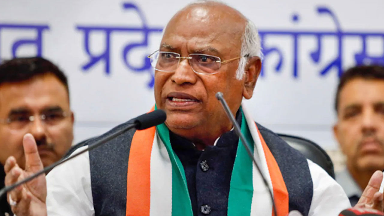 Union Budget 2023: ಹಣದುಬ್ಬರವನ್ನು ನಿಯಂತ್ರಿಸಲು ಕೇಂದ್ರ ಬಜೆಟ್ನಲ್ಲಿ ಏನೂ ಇಲ್ಲ: ಮಲ್ಲಿಕಾರ್ಜುನ ಖರ್ಗೆ Union Budget 2023: ಹಣದುಬ್ಬರವನ್ನು ನಿಯಂತ್ರಿಸಲು ಕೇಂದ್ರ ಬಜೆಟ್ನಲ್ಲಿ ಏನೂ ಇಲ್ಲ: ಮಲ್ಲಿಕಾರ್ಜುನ ಖರ್ಗೆ