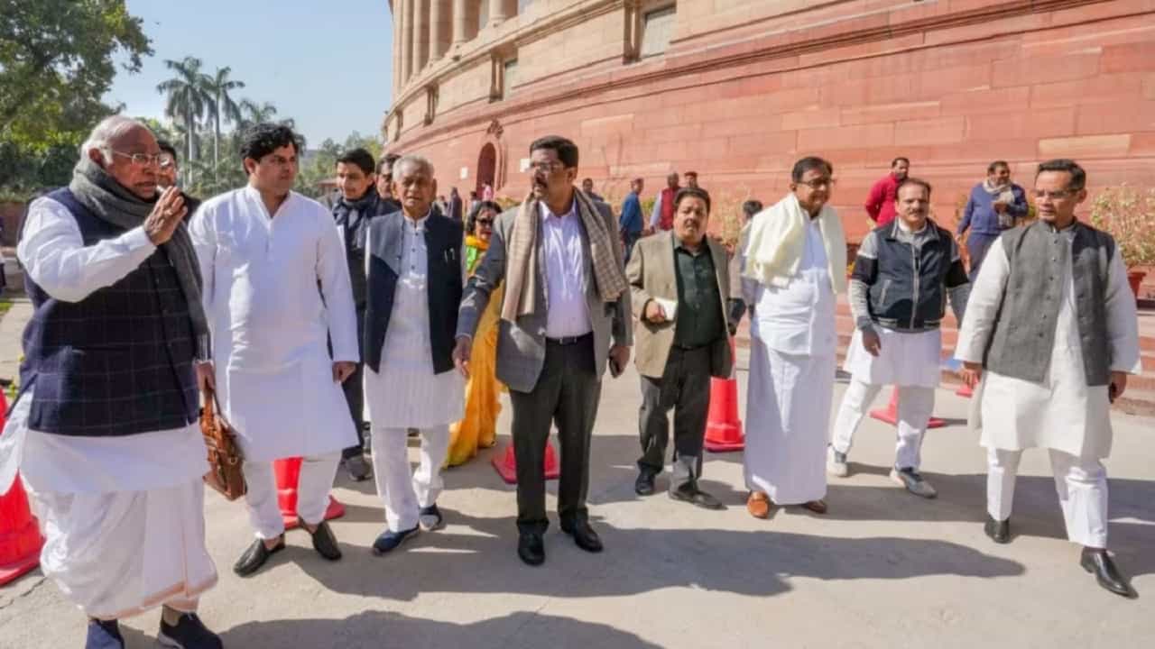 Parliament: ಸಂಸತ್ನಲ್ಲಿ ಶುಕ್ರವಾರವೂ ಅದಾನಿ ವಿಚಾರ ಸದ್ದು ಸಾಧ್ಯತೆ; ತುರ್ತು ಸಭೆ ಕರೆದ ಖರ್ಗೆ Parliament: ಸಂಸತ್ನಲ್ಲಿ ಶುಕ್ರವಾರವೂ ಅದಾನಿ ವಿಚಾರ ಸದ್ದು ಸಾಧ್ಯತೆ; ತುರ್ತು ಸಭೆ ಕರೆದ ಖರ್ಗೆ