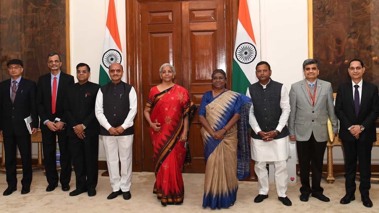 Union Budget 2023: ಬಜೆಟ್ಗೆ ಮುನ್ನ ಹಣಕಾಸು ಸಚಿವೆಯಿಂದ ರಾಷ್ಟ್ರಪತಿ ಭೇಟಿ Union Budget 2023: ಬಜೆಟ್ಗೆ ಮುನ್ನ ಹಣಕಾಸು ಸಚಿವೆಯಿಂದ ರಾಷ್ಟ್ರಪತಿ ಭೇಟಿ