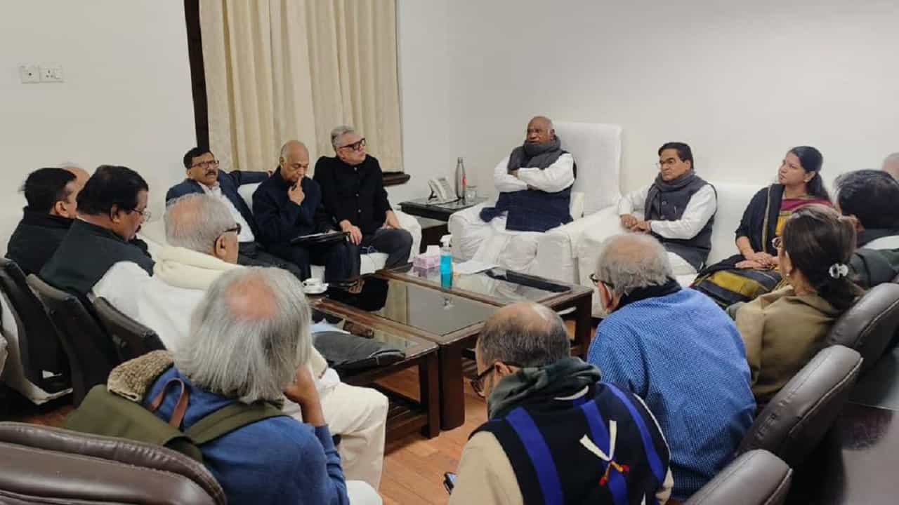 Adani Group: ಅದಾನಿ ಗ್ರೂಪ್ ವಿರುದ್ಧ ತನಿಖೆಗೆ ವಿಪಕ್ಷಗಳ ಒತ್ತಾಯ; ಬ್ಯಾಂಕುಗಳಿಂದ ವಿವರ ಕೇಳಿದ ಆರ್ಬಿಐ Adani Group: ಅದಾನಿ ಗ್ರೂಪ್ ವಿರುದ್ಧ ತನಿಖೆಗೆ ವಿಪಕ್ಷಗಳ ಒತ್ತಾಯ; ಬ್ಯಾಂಕುಗಳಿಂದ ವಿವರ ಕೇಳಿದ ಆರ್ಬಿಐ