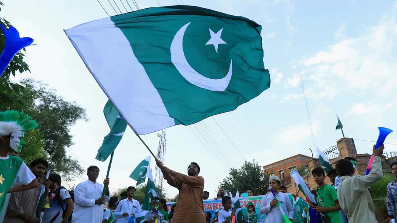 Pakistan: ಪಾಕ್ ಬಾಧೆ ಒಂದಾ ಎರಡಾ..! ಬಾಗಿಲು ಮುಚ್ಚುತ್ತಿರುವ ಕಂಪನಿಗಳು, ಕಾಲುಕಿತ್ತ ಐಎಂಎಫ್; ಹಣದುಬ್ಬರ, ಫಾರೆಕ್ಸ್ ಸಮಸ್ಯೆ Pakistan: ಪಾಕ್ ಬಾಧೆ ಒಂದಾ ಎರಡಾ..! ಬಾಗಿಲು ಮುಚ್ಚುತ್ತಿರುವ ಕಂಪನಿಗಳು, ಕಾಲುಕಿತ್ತ ಐಎಂಎಫ್; ಹಣದುಬ್ಬರ, ಫಾರೆಕ್ಸ್ ಸಮಸ್ಯೆ