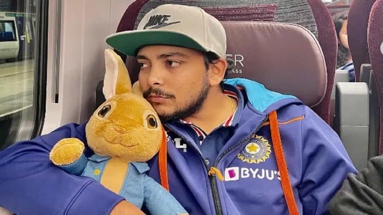 ಟೀಂ ಇಂಡಿಯಾದ ಆರಂಭಿಕ ಆಟಗಾರ ಪೃಥ್ವಿ ಶಾ ಪ್ರಯಾಣಿಸುತ್ತಿದ್ದ ಕಾರಿನ ಮೇಲೆ ಕೆಲವು ಕಿಡಿಗೇಡಿಗಳು ದಾಳಿ ಮಾಡಿದ್ದು, ಈ ದಾಳಿಯಲ್ಲಿ ಪೃಥ್ವಿಗೆ ಯಾವುದೇ ಹಾನಿಯಾಗಿಲ್ಲ ಎಂಬುದು ತಿಳಿದುಬಂದಿದೆ.