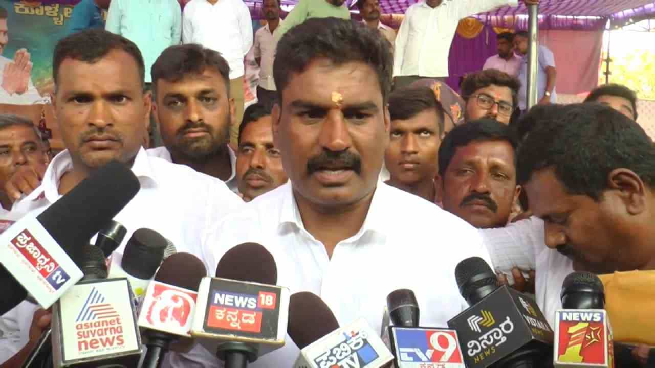 ಪೊಲೀಸ್ ಅಧಿಕಾರಿ ಹುದ್ದೆಗೆ ಗುಡ್ ಬೈ ಹೇಳಿ ರಾಜಕೀಯಕ್ಕೆ ಧುಮುಕಿದ ಪುಟ್ಟಸ್ವಾಮಿಗೆ ಸಮಾವೇಶದಲ್ಲೇ ಮಾಜಿ ಪತ್ನಿಯಿಂದ ನಿಂದನೆ ಪೊಲೀಸ್ ಅಧಿಕಾರಿ ಹುದ್ದೆಗೆ ಗುಡ್ ಬೈ ಹೇಳಿ ರಾಜಕೀಯಕ್ಕೆ ಧುಮುಕಿದ ಪುಟ್ಟಸ್ವಾಮಿಗೆ ಸಮಾವೇಶದಲ್ಲೇ ಮಾಜಿ ಪತ್ನಿಯಿಂದ ನಿಂದನೆ