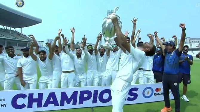 Ranji Trophy: 3 ದಶಕಗಳ ಬಳಿಕ ಟ್ರೋಫಿ ಗೆಲ್ಲುವ ಬಂಗಾಳದ ಕನಸು ಭಗ್ನ; 2ನೇ ಬಾರಿಗೆ ಪ್ರಶಸ್ತಿ ಗೆದ್ದ ಸೌರಾಷ್ಟ್ರ Ranji Trophy: 3 ದಶಕಗಳ ಬಳಿಕ ಟ್ರೋಫಿ ಗೆಲ್ಲುವ ಬಂಗಾಳದ ಕನಸು ಭಗ್ನ; 2ನೇ ಬಾರಿಗೆ ಪ್ರಶಸ್ತಿ ಗೆದ್ದ ಸೌರಾಷ್ಟ್ರ