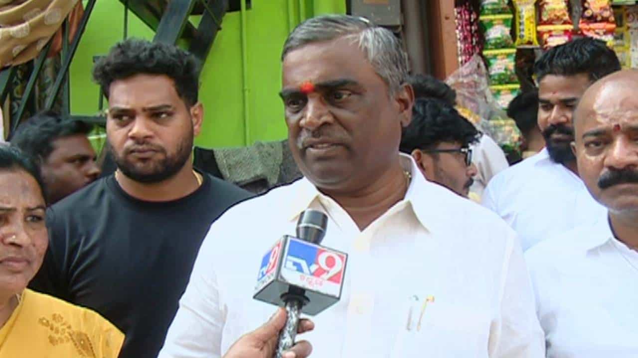 ತಮ್ಮನಿಗೋಸ್ಕರ ಜೈಲಿನಲ್ಲಿದ್ದೆ, ಆಗ ನನ್ನ ಋಣ ತೀರಿಸಲು ಆಗಲ್ಲ ಎಂದಿದ್ರು ನಾದಿನಿ ಅರುಣಾ: ಪಕ್ಷೇತರವಾಗಿಯಾದ್ರೂ ಕಣಕ್ಕಿಳಿಯುವೆ -ಸೋಮಶೇಖರ್ ರೆಡ್ಡಿ ಘೋಷಣೆ ತಮ್ಮನಿಗೋಸ್ಕರ ಜೈಲಿನಲ್ಲಿದ್ದೆ, ಆಗ ನನ್ನ ಋಣ ತೀರಿಸಲು ಆಗಲ್ಲ ಎಂದಿದ್ರು ನಾದಿನಿ ಅರುಣಾ: ಪಕ್ಷೇತರವಾಗಿಯಾದ್ರೂ ಕಣಕ್ಕಿಳಿಯುವೆ -ಸೋಮಶೇಖರ್ ರೆಡ್ಡಿ ಘೋಷಣೆ