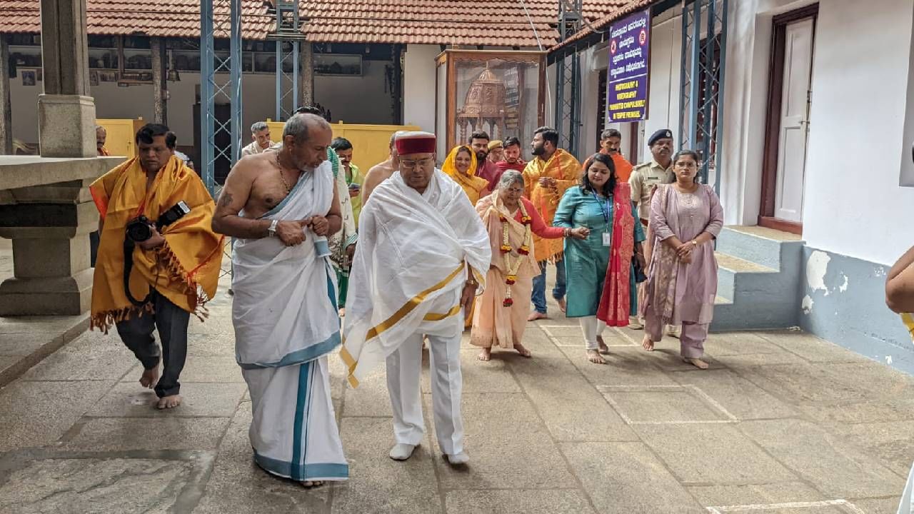 ಡಿಸಿ ಕೆ.ಎನ್.ರಮೇಶ್, ಎಸ್ಪಿ ಉಮಾಪ್ರಶಾಂತ್ ಹಾಗೂ ಅಧಿಕಾರಿಗಳು ರಾಜ್ಯಪಾಲರಿಗೆ ಸಾಥ್ ನೀಡಿದರು. ರಾಜ್ಯಪಾಲರ ಭೇಟಿ ಹಿನ್ನೆಲೆ ಭಕ್ತರಿಗೆ ಅವಕಾಶ ಇರಲಿಲ್ಲ.