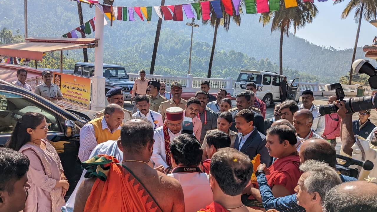 ಕರ್ನಾಟಕದ ರಾಜ್ಯಪಾಲರಾದ ಥಾವರ್ ಚಂದ್ ಗೆಹ್ಲೋಟ್ ಅವರು ಇಂದು ಚಿಕ್ಕಮಗಳೂರು ಜಿಲ್ಲೆಯ ಕಳಸ ತಾಲೂಕಿನ ಹೊರನಾಡಿಗೆ ಆಗಮಿಸಿ ತಾಯಿ ಅನ್ನಪೂರ್ಣೇಶ್ವರಿ ದರ್ಶನ ಪಡೆದಿದ್ದಾರೆ.